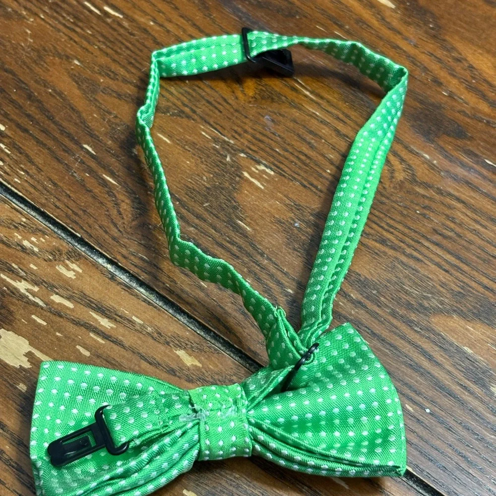 Green Polka Dot Bow Tie